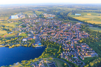 Stadtansicht aus Norden am Abend hinterm Freyersee in Philippsburg im Bundesland Baden-Württemberg, Deutschland