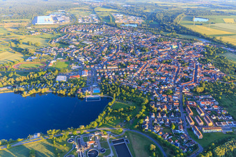 Luftbild von Stadtansicht aus Norden am Abend hinterm Freyersee in Philippsburg im Bundesland Baden-Württemberg, Deutschland