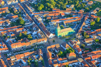 Marktplatz mit eingerüsteter Kirche St. Maria in Philippsburg im Bundesland Baden-Württemberg, Deutschland