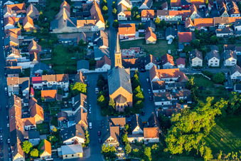Kirche von Nordwesten im Ortsteil Rußheim in Dettenheim im Bundesland Baden-Württemberg, Deutschland