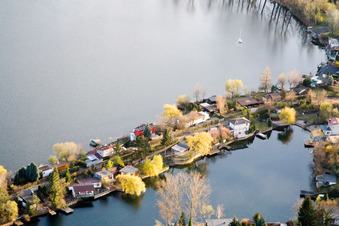 Mittelweg zwischen Adriaweiher und Schwanenweiher im Naherholungsgebiet Blaue Adria in Altrip im Bundesland Rheinland-Pfalz, Deutschland