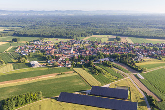 Panelreihen der Photovoltaikanlage auf dem Dach von landwirtschalftlichen Scheunen in Niederlauterbach in Grand Est im Bundesland Bas-Rhin, Frankreich