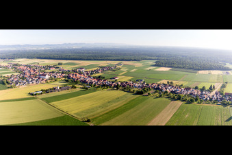 Panorama Perspektive des Längsten Dorf des Elsaß in Schleithal in Grand Est im Bundesland Bas-Rhin, Frankreich