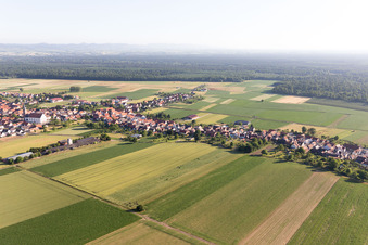 Schleithal im Bundesland Bas-Rhin, Frankreich aus der Drohnenperspektive