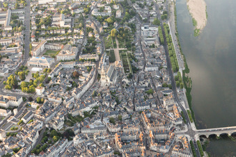 Blois im Bundesland Loir-et-Cher, Frankreich aus der Drohnenperspektive