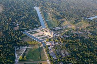 Chambord im Bundesland Loir-et-Cher, Frankreich aus der Vogelperspektive