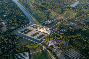 Chambord im Bundesland Loir-et-Cher, Frankreich aus der Luft betrachtet