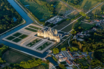 Chateau de Chambord mit Schloßpark und Kanal Cosson im Bundesland Loir-et-Cher, Frankreich