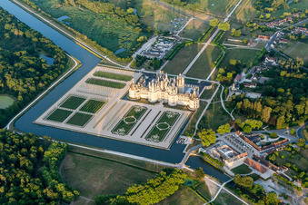 Gebäudekomplex im und Kanäle um den Schloßpark von Schloß Schloss Chambord in Chambord in Centre-Val de Loire im Bundesland Loir-et-Cher, Frankreich
