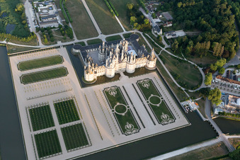 Drohnenbild von Chambord im Bundesland Loir-et-Cher, Frankreich
