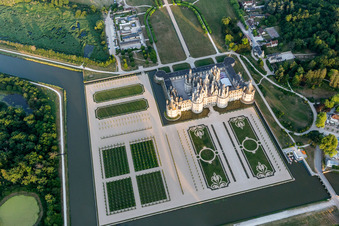 Chambord im Bundesland Loir-et-Cher, Frankreich aus der Drohnenperspektive