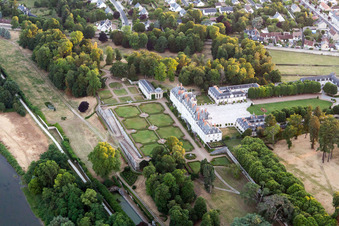 Menars im Bundesland Loir-et-Cher, Frankreich aus der Drohnenperspektive