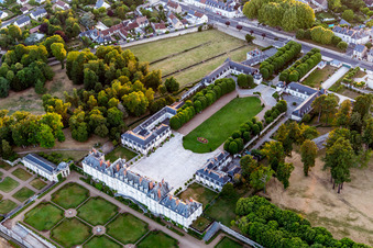 Schrägluftbild von Gebäudekomplex im Schloßpark von Schloß Château de Menars an der Loire in Menars in Centre-Val de Loire im Bundesland Loir-et-Cher, Frankreich