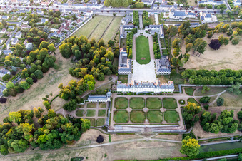Gebäudekomplex im Schloßpark von Schloß Château de Menars an der Loire in Menars in Centre-Val de Loire im Bundesland Loir-et-Cher, Frankreich von oben