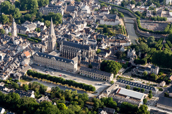Luftbild von Gebäudekomplex des Klosters der Dreifaltigkeits-Abtei / Abbaye De La Trinité in Vendome in Centre-Val de Loire in Vendôme im Bundesland Loir-et-Cher, Frankreich