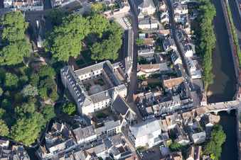 Drohnenbild von Vendôme im Bundesland Loir-et-Cher, Frankreich