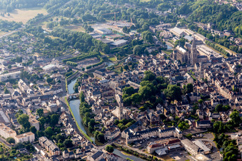 Luftbild von Stadtansicht am Ufer des Flußverlaufes des Loir in Vendôme in Centre-Val de Loire im Bundesland Loir-et-Cher, Frankreich