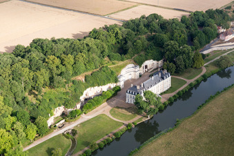 Luftbild von In den Tuff des Uferhangs des Loir gegrabene Keller vor dem Schloss Château de Rochambeau in Thoré-la-Rochette in Centre-Val de Loire im Bundesland Loir-et-Cher, Frankreich