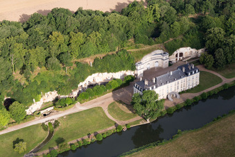 Luftaufnahme von In den Tuff des Uferhangs des Loir gegrabene Keller vor dem Schloss Château de Rochambeau in Thoré-la-Rochette in Centre-Val de Loire im Bundesland Loir-et-Cher, Frankreich
