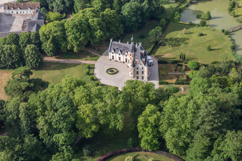 Luftbild von Gebäudeund Schloßpark vom Schloß in Saint-Cyr-du-Gault in Centre-Val de Loire im Bundesland Loir-et-Cher, Frankreich