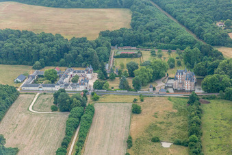 Luftbild von Gebäude und Schloßpark- Anlagen des Wasserschloß Château de Combreux in Combreux in Centre-Val de Loire im Bundesland Loiret, Frankreich