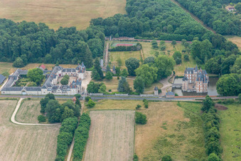 Luftaufnahme von Gebäude und Schloßpark- Anlagen des Wasserschloß Château de Combreux in Combreux in Centre-Val de Loire im Bundesland Loiret, Frankreich