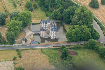 Gebäude und Schloßpark- Anlagen des Wasserschloß Château de Combreux in Combreux in Centre-Val de Loire im Bundesland Loiret, Frankreich von oben gesehen