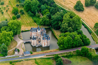 Gebäude und Schloßpark- Anlagen des Wasserschloß Château de Combreux in Combreux in Centre-Val de Loire im Bundesland Loiret, Frankreich aus der Vogelperspektive