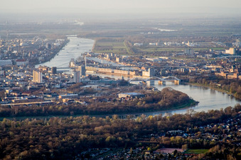 Stadtansicht am Ufer des Flußverlaufes des Rhein in Ludwigshafen am Rhein im Ortsteil Süd im Bundesland Rheinland-Pfalz, Deutschland