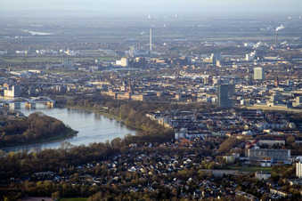 Ortschaft an den Fluss- Uferbereichen des Rhein im Ortsteil Lindenhof in Mannheim im Bundesland Baden-Württemberg, Deutschland