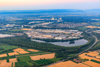 Luftbild von Übersicht des Industriepark Wörth GmbH am Morgen aus Nordwesten jenseits des Sees Kiefer Rathjen mit  Mercedes-Benz Trucks in Wörth am Rhein im Bundesland Rheinland-Pfalz, Deutschland