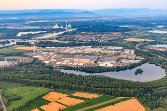 Luftaufnahme von Übersicht des Industriepark Wörth GmbH am Morgen aus Nordwesten jenseits des Sees Kiefer Rathjen mit  Mercedes-Benz Trucks in Wörth am Rhein im Bundesland Rheinland-Pfalz, Deutschland