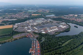 Gebäude und Produktionshallen auf dem Werksgelände Daimler AG, LKW-Werk im Ortsteil Automobilwerk Wörth in Wörth am Rhein im Ortsteil Maximiliansau im Bundesland Rheinland-Pfalz, Deutschland