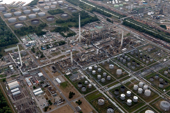 Raffinerie- Anlagen und Leitungssysteme auf dem Werksgelände des Mineralöl- Produzenten Mineralölraffinerie Oberrhein im Ortsteil Knielingen in Karlsruhe im Bundesland Baden-Württemberg, Deutschland