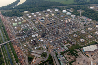 Luftaufnahme von Raffinerie- Anlagen und Leitungssysteme auf dem Werksgelände des Mineralöl- Produzenten Mineralölraffinerie Oberrhein im Ortsteil Knielingen in Karlsruhe im Bundesland Baden-Württemberg, Deutschland