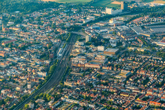 Bahnhofsgebäude und Gleisanlagen des S-Bahnhofes an der MHP-Arena in Ludwigsburg im Bundesland Baden-Württemberg, Deutschland