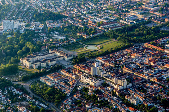 Gebäudekomplex im Schloßpark blühendes Barock von Schloß Residenzschloss Ludwigsburg und Favoritepark in Ludwigsburg im Bundesland Baden-Württemberg, Deutschland