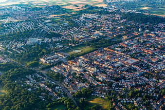 Luftbild von Gebäudekomplex im Schloßpark blühendes Barock von Schloß Residenzschloss Ludwigsburg und Favoritepark in Ludwigsburg im Bundesland Baden-Württemberg, Deutschland
