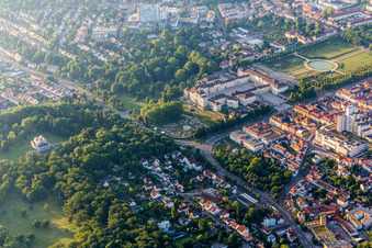 Luftaufnahme von Gebäudekomplex im Schloßpark blühendes Barock von Schloß Residenzschloss Ludwigsburg und Favoritepark in Ludwigsburg im Bundesland Baden-Württemberg, Deutschland