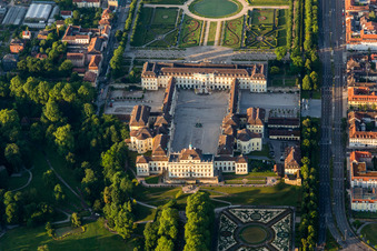 Gebäudekomplex im Schloßpark blühendes Barock von Schloß Residenzschloss Ludwigsburg und Favoritepark in Ludwigsburg im Bundesland Baden-Württemberg, Deutschland von oben gesehen