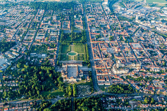 Gebäudekomplex im Schloßpark von Schloß Residenzschloss Ludwigsburg und Gartenschau Blühendes Barock in Ludwigsburg im Bundesland Baden-Württemberg, Deutschland
