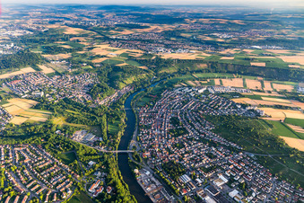 Kurvenförmige Schleife der Uferbereiche am Neckar Flußverlauf im Ortsteil Neckarweihingen in Ludwigsburg im Bundesland Baden-Württemberg, Deutschland