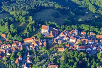 Luftbild von U. Schloßstraße mit Unteres Schloss und Stephanuskirche der Kirchengemeinde Welzheimer Wald in Alfdorf im Bundesland Baden-Württemberg, Deutschland