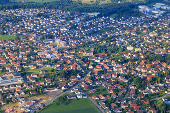 Stadtübersticht aus Nordosten mit Kirche St. Georg in Mutlangen im Bundesland Baden-Württemberg, Deutschland