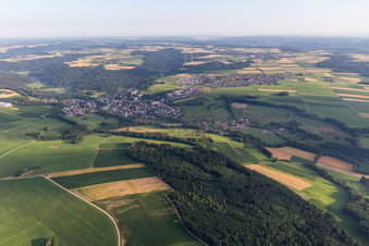Dorf - Ansicht am Rande von landwirtschaftlichen Feldern und Nutzflächen in Leinzell im Ortsteil Mulfingen im Bundesland Baden-Württemberg, Deutschland