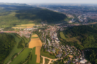 Schrägluftbild von Ortsteil Unterkochen in Aalen im Bundesland Baden-Württemberg, Deutschland