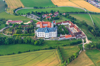 Abtei Neresheim mit Friedhof und  Abteikirche St. Ulrich und Afra im Bundesland Baden-Württemberg, Deutschland