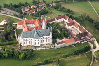 Gebäudekomplex des Klosters und Museums Neresheim in Neresheim im Bundesland Baden-Württemberg, Deutschland von oben