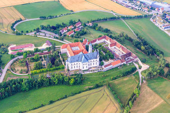 Luftbild von Abtei Neresheim mit Friedhof und  Abteikirche St. Ulrich und Afra im Bundesland Baden-Württemberg, Deutschland
