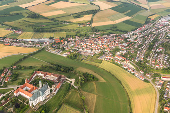 Gebäudekomplex des Klosters und Museums Neresheim in Neresheim im Bundesland Baden-Württemberg, Deutschland von oben gesehen
